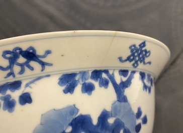 Deux bols de type klapmuts en porcelaine de Chine en bleu et blanc, Kangxi